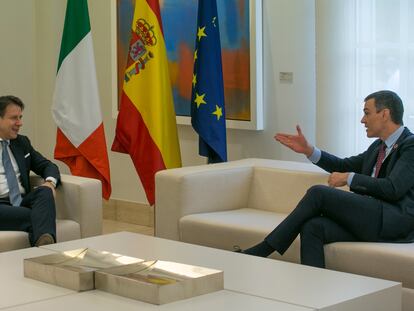 El presidente del Gobierno, Pedro Sánchez (d), se reúne con el primer ministro italiano, Giuseppe Conte, en el Palacio de la Moncloa, este miércoles.