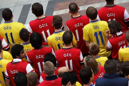 Seguidores del Arsenal con la camiseta de Özil.