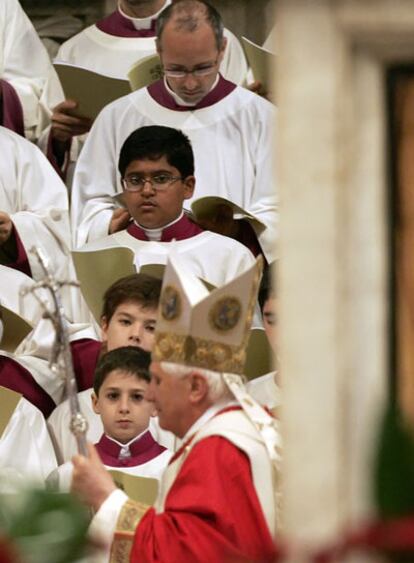 Benedicto XVI y el coro del Vaticano.
