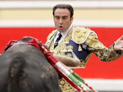 El diestro Enrique Ponce cita a un toro durante una corrida de la Semana Grande de Bilbao.
