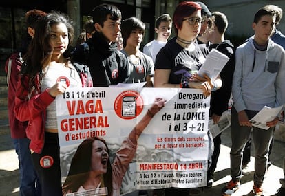 Estudiantes a las puertas de la Facultad de Psicología de Valencia en la primera jornada de huelga.