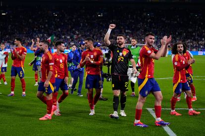 Los jugadores españoles celebran la victoria frente a Italia. 