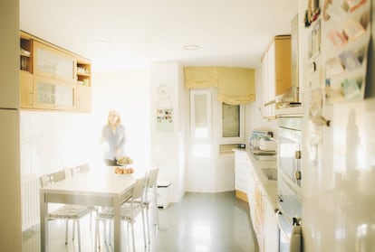 Toñi Tornero, esposa de Santiago Moreno, en la cocina de su casa.