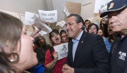 El alcalde de Gandia, Arturo Torró, entre los ciudadanos que protestan contra la urbanización de la playa de l'Auir.