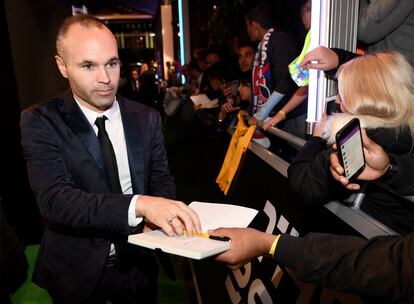 El jugador español del FC Barcelona, Andrés Iniesta, firma autógrafos a su llegada a la ceremonia.