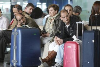 Viajeros afectados por las cancelaciones de vuelos, ayer a primera hora de la tarde, en el aeropuerto de Bilbao.