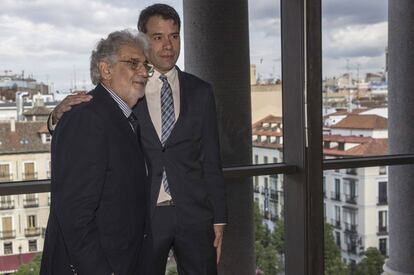 Plácido Domingo y Rubén Amón, en la presentación del libro 'Sangre, poesía y pasión', en el Teatro Real.