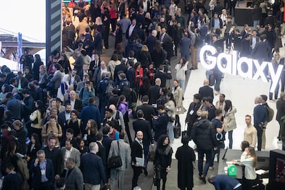 Ambiente durante el primer día del MWC, este lunes en Barcelona.