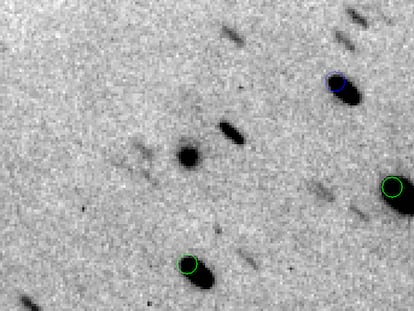 O cometa 2014 UN271 (o círculo do centro da imagem), cercado de estrelas, que aparecem alongadas pelo movimento do telescópio.