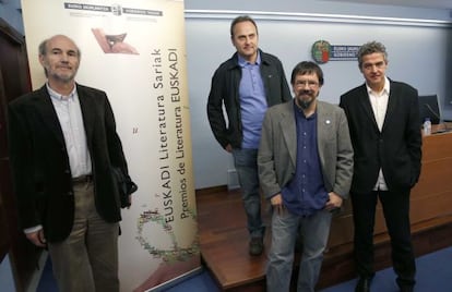 Desde la izquierda, los premiados Jon Sodupe, Xabier laso y Iban Zaldua, junto al viceconsejero de Cultura, Josean Muñoz.