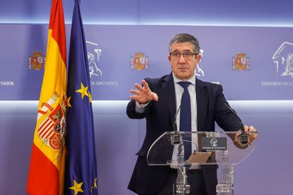 El portavoz del PSOE, Patxi López, en rueda de prensa en el Congreso, este martes.