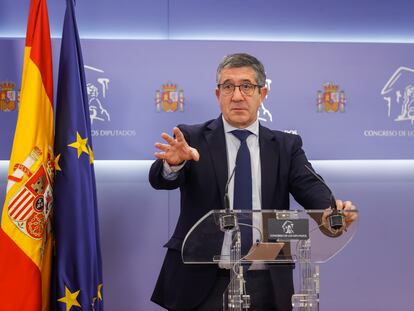 El portavoz del PSOE, Patxi López, durante una rueda de prensa este martes en el Congreso que acoge la reunión de la Junta de Portavoces.