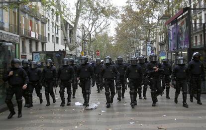 Antidisturbios de la Policía se preparan para la gran manifestación del 14-N que recorrerá las calles de Barcelona