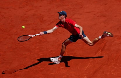  Jannik Sinner intenta llegar a una bola durante el primer set.