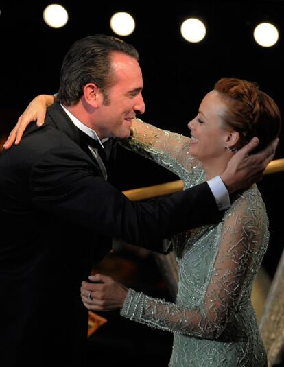 Jean Dujardin es felicitado por Berenice Bejo antes de recoger el Oscar a mejor actor principal por su papel en 'The Artist'.