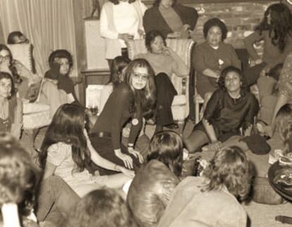 Gloria Steinem en una reunión política en la universidad, alrededor de 1970.