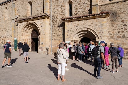  Un grupo de franceses traspasa la Puerta del Perdón del monasterio de Santo Toribio, que está abierta por ser Año Jubilar Lebaniego.