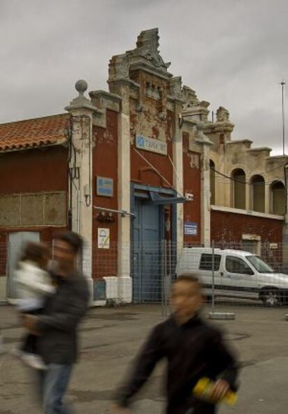 Fachada de una de las naves que acogerá el museo.