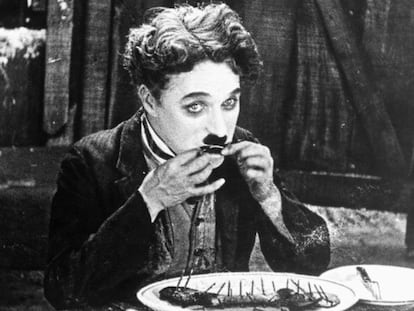 Chaplin, comiéndose su zapato hervido en 'La quimera del oro'.