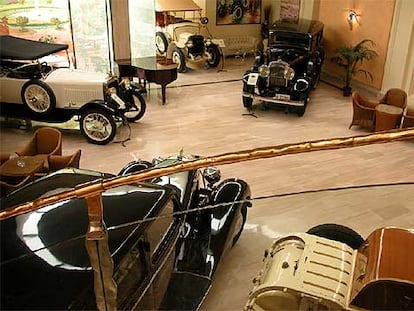 Exposición de coches antiguos de la marca Hispano Suiza que inspira el nombre de este hotel de Barcelona.