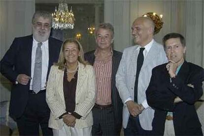 De izquierda a derecha, José Manuel Lara, Beatriz de Moura, Antoine Gallimard, Gian Arturo Ferrari y Juan Ramón Azaola (secretario del Encuentro sobre la Edición), ayer en Santander.