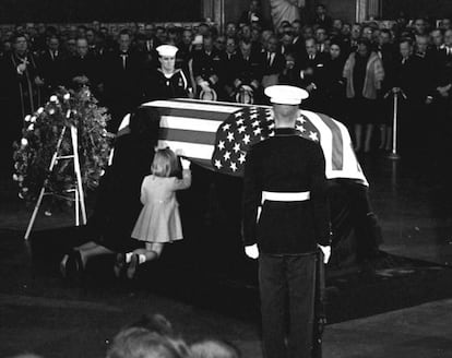 Jacqueline Kennedy y su hija Caroline besan el ata&uacute;d del presidente John F. Kennedy durante su funeral, el 24 de noviembre de 1963.