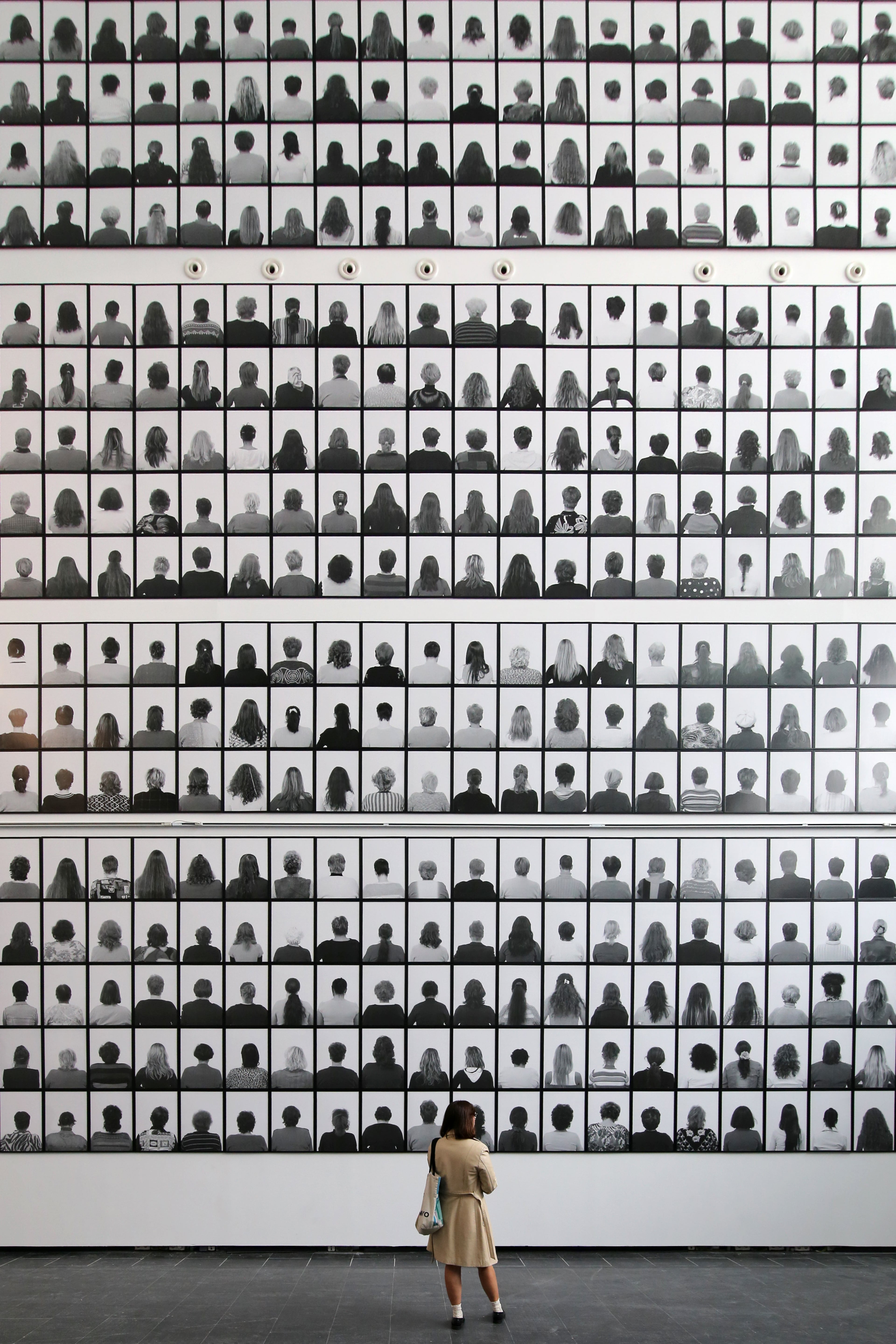 Vista de la exposición de Santiago Sierra '1.502 personas cara a la pared', en el CA2M de Móstoles.