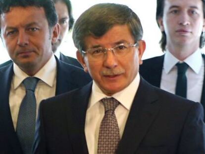 Ahmet Davutoglu, en su llegada a una reuni&oacute;n hoy.