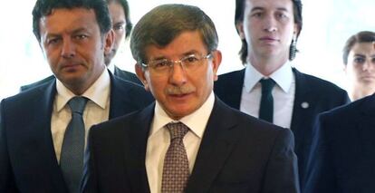 Ahmet Davutoglu, en su llegada a una reuni&oacute;n hoy.