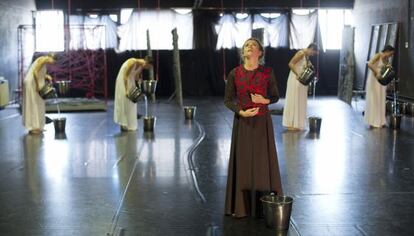 Marta Etura, en primer plano, junto con las tres bailarinas y la soprano en un ensayo de 'Teresa (Ora al alma)'.