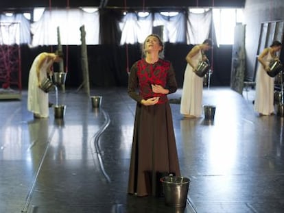 Marta Etura, en primer plano, junto con las tres bailarinas y la soprano en un ensayo de 'Teresa (Ora al alma)'.