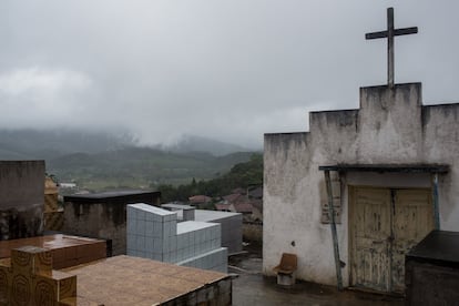 A aparência de Eldorado (SP) mudou desde os anos setenta, quando lá vivia Jair Bolsonaro. Onde existiam casas de barro e madeira, agora se erguem casas de concreto e tijolo. Surgiram parabólicas sobre os telhados. Mas continua sendo um pequeno pedaço de urbe no meio da mata. A rotina é a mesma: trabalhar, o bar, a casa. E os problemas também: um deles, como no restante do Brasil, é a desigualdade. O dono do maior restaurante do local é partidário de Bolsonaro; as duas funcionárias de sua cozinha (negras), não. A fotografia de @victormoriyama retrata a vista do cemitério onde está enterrado Percy Geraldo Bolsonaro, o pai do presidente eleito