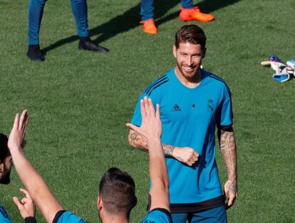 Sergio Ramos, en el entrenamiento de este lunes en Valdebebas.