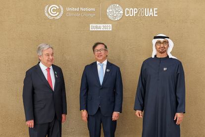 El secretario general de Naciones Unidas, Antonio Guterres, el presidente de Colombia, Gustavo Petro, y el presidente de Emiratos Árabes Unidos, Sheikh Mohamed bin Zayed Al Nahyan, posan para una foto durante la COP28, en Dubai, este viernes.