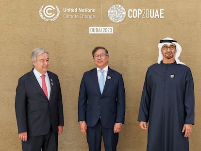 El secretario general de Naciones Unidas, Antonio Guterres, el presidente de Colombia, Gustavo Petro, y el presidente de Emiratos Árabes Unidos, Sheikh Mohamed bin Zayed Al Nahyan, posan para una foto durante la COP28, en Dubai, este viernes.