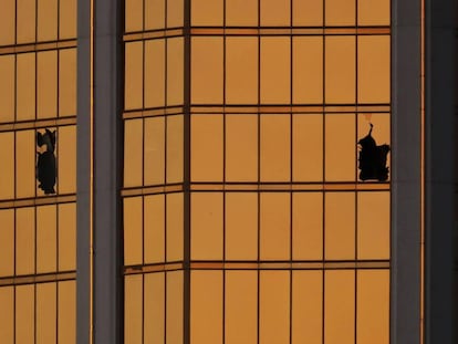 Las dos ventanas que Stephen Paddock rompió para ejecutar la masacre desde la habitación 135 del piso 32 del Mandalay Bay en Las Vegas.