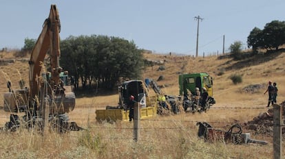 Los rescatadores cerca del pozo en Zamora.