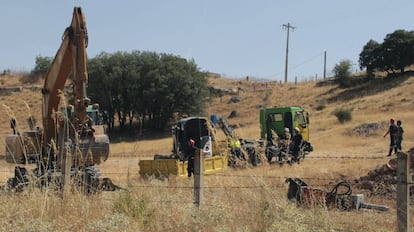 Los rescatadores cerca del pozo en Zamora. 