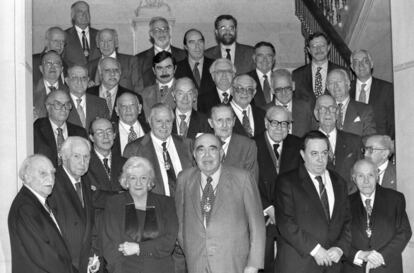 La popular comida 'el almuerzo del director', reunió a los distintos académicos de la Real Academia Española de la Lengua. En la imagen y de izquierda a derecha: Ayala, Laín Entralgo, Ana María Matute, Lázaro Carreter, Claudio Rodríguez, Francisco Rico (tras Entralgo), Buero Vallejo (tras Carreter), Camilo José Cela (tras Rodríguez), Mingote (tras Cela), Juan Luis Cebrián (tras Mingote), Ansón (junto a Juan Luis Cebrián), Sampedro (centro fondo), Muñoz Molina (delante de Sampedro).