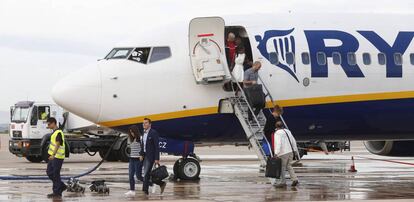 Llegada de los primeros viajeros al aeropuerto de Castellón.