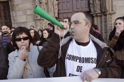 Protesta de investigadores de la Universidade de Santiago delante de la sede del rectorado, el Pazo de San Xerome de Santiago.