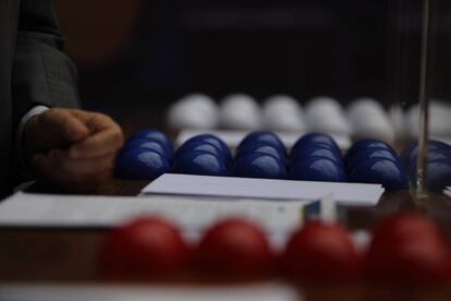 Bolas rojas, azules y blancas para los carteles de la Feria de Otoño.