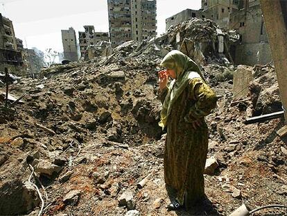 Una mujer libanesa observa su barrio destruido en el sur de Beirut en julio pasado.