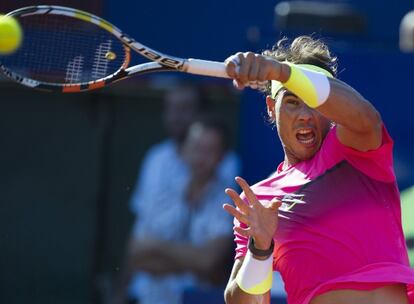 Nadal golpea la pelota en el duelo ante Berlocq.