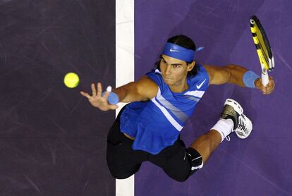 Rafa Nadal se dispone a servir durante su partido contra Andy Murray en el torneo del Masters Series de Madrid, el 18 de octubre de 2007. A sus 29 años ha ganado 14 títulos de Grand Slam y nueve Roland Garrós, entre otras competiciones.