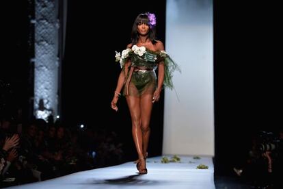 La supermodelo Naomi Campbell desafío a la edad y fue la encargada de cerrar el espectáculo. Campbell, de 44 años, vistió un conjunto inspirado en la fauna tropical y adornado con enormes flores blancas para dar la idea de ser un 'bouquet' de novia.