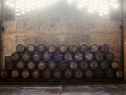 Barricas de cava en una bodega catalana.