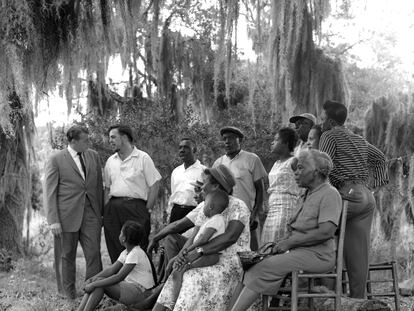 Alan Lomax (segundo por la izquierda), con músicos de St. Simons Island (Georgia), en 1962.