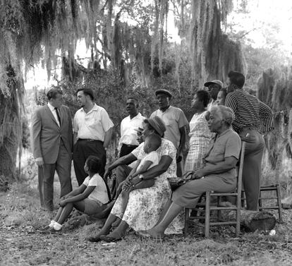 Alan Lomax (segundo por la izquierda), con músicos de St. Simons Island (Georgia), en 1962.