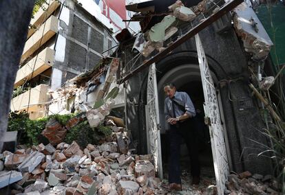 Un vecino, en la puerta de su casa en la colonia Condesa